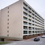 Lakeview Modern Condo-tennis, Parking, Balcony