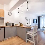 Lakeview Modern Condo-tennis, Parking, Balcony *