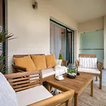 Lakeview Modern Condo-tennis, Parking, Balcony Апартаменты *