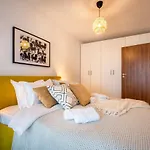 Lakeview Modern Condo-tennis, Parking, Balcony