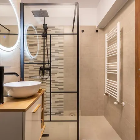 Lakeview Modern Condo-tennis, Parking, Balcony *