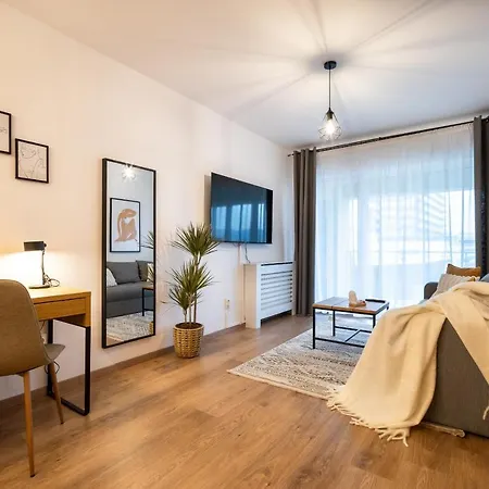 Lakeview Modern Condo-tennis, Parking, Balcony *