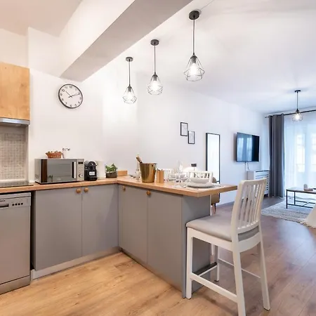 Lakeview Modern Condo-tennis, Parking, Balcony *