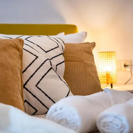 Lakeview Modern Condo-tennis, Parking, Balcony *