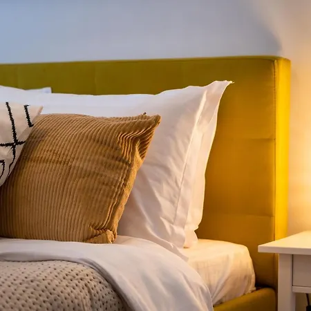 Lakeview Modern Condo-tennis, Parking, Balcony *