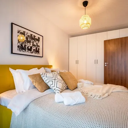 Lakeview Modern Condo-tennis, Parking, Balcony