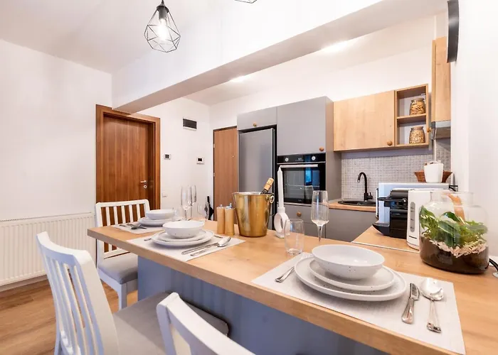 Lakeview Modern Condo-tennis, Parking, Balcony Apartment *