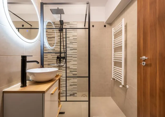 Lakeview Modern Condo-tennis, Parking, Balcony *