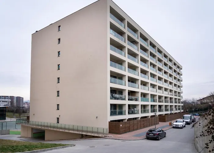 Lakeview Modern Condo-tennis, Parking, Balcony