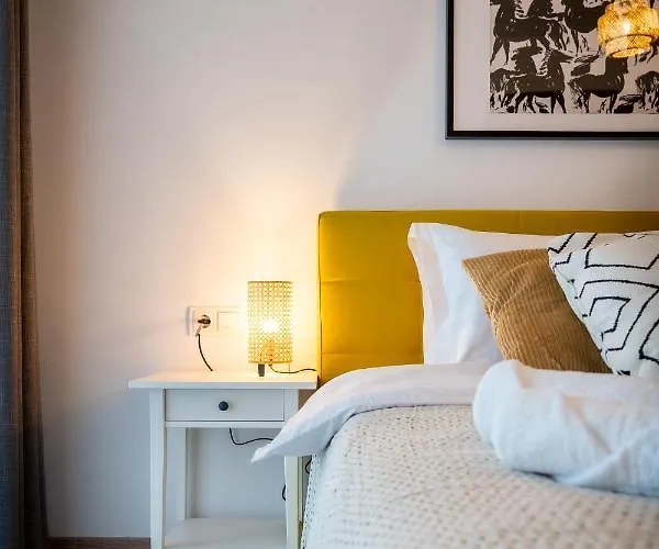 Lakeview Modern Condo-tennis, Parking, Balcony Apartment *