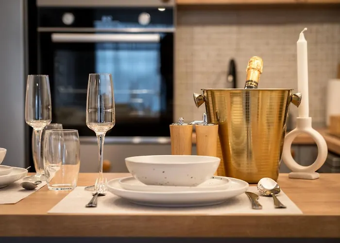 Apartment Lakeview Modern Condo-tennis, Parking, Balcony *