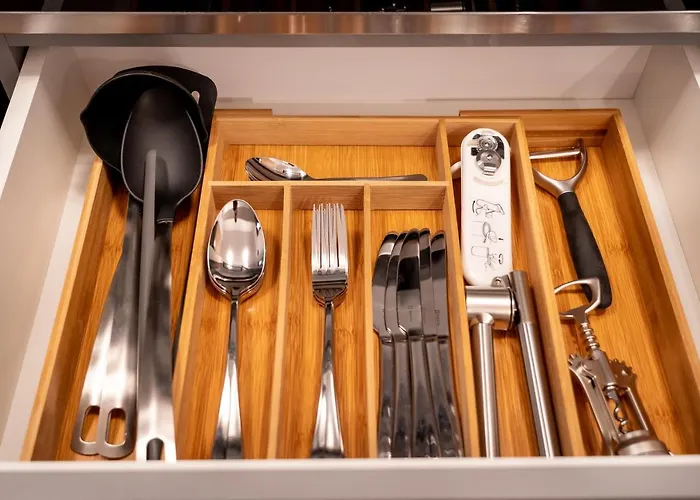 Lakeview Modern Condo-tennis, Parking, Balcony *