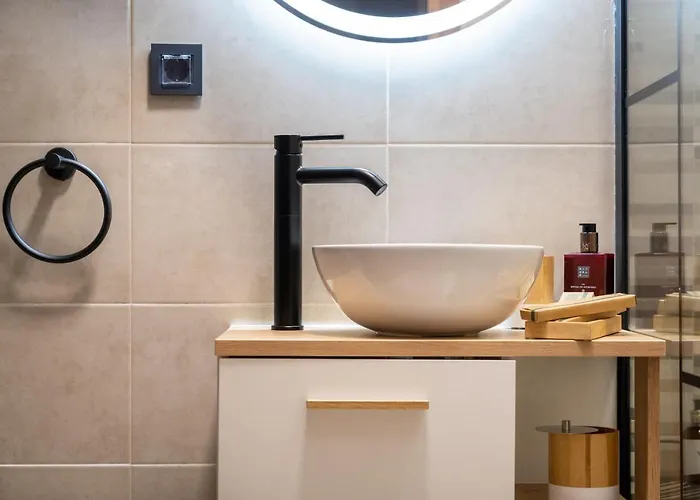 Apartment Lakeview Modern Condo-tennis, Parking, Balcony *