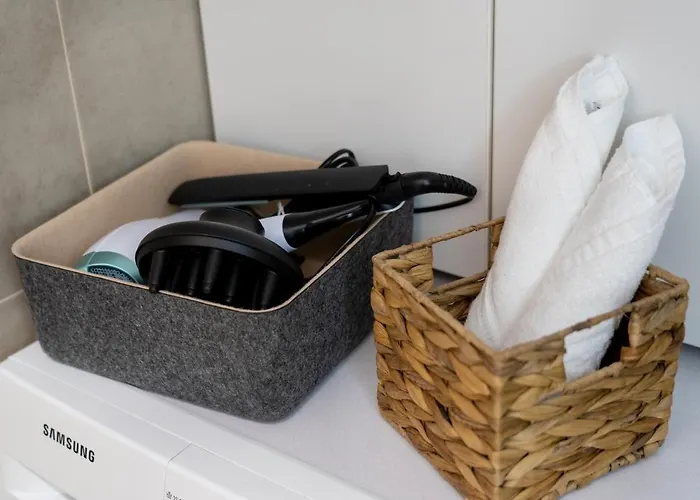 Lakeview Modern Condo-tennis, Parking, Balcony Apartment *