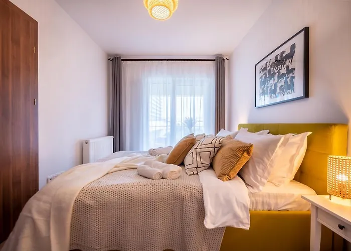 Apartment Lakeview Modern Condo-tennis, Parking, Balcony