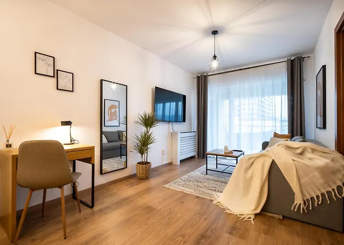 Lakeview Modern Condo-tennis, Parking, Balcony *