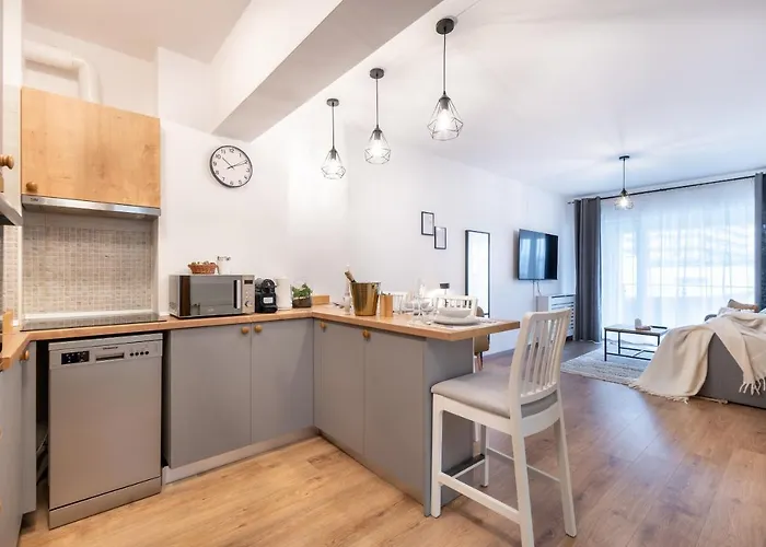 Lakeview Modern Condo-tennis, Parking, Balcony *