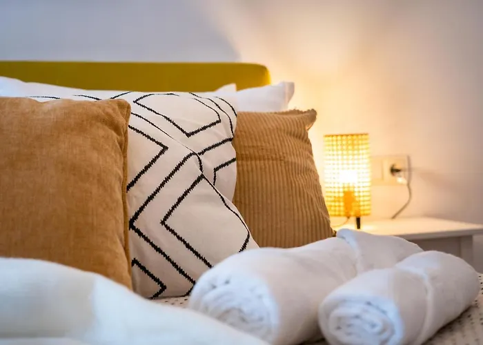 Lakeview Modern Condo-tennis, Parking, Balcony *