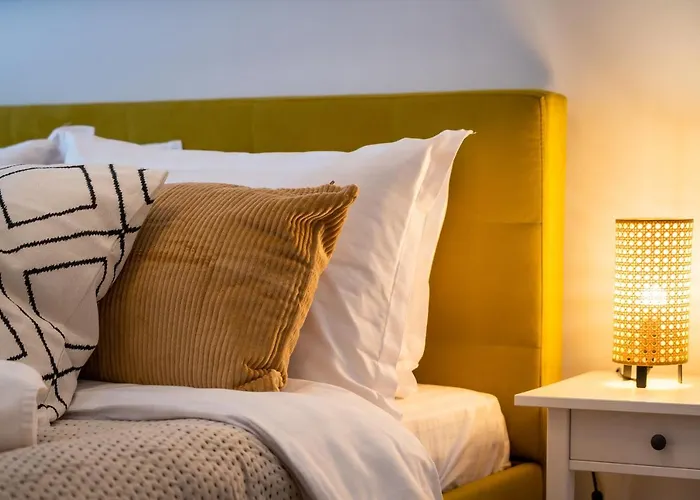 Lakeview Modern Condo-tennis, Parking, Balcony *