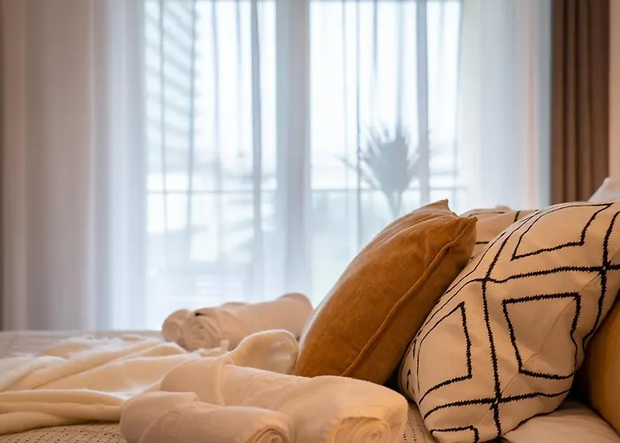 Lakeview Modern Condo-tennis, Parking, Balcony Apartment