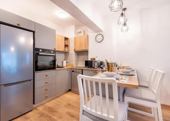 Apartment Lakeview Modern Condo-tennis, Parking, Balcony *