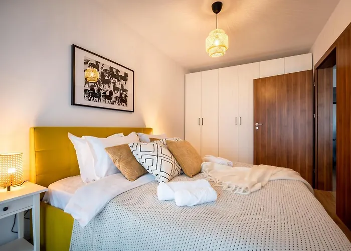 Lakeview Modern Condo-tennis, Parking, Balcony